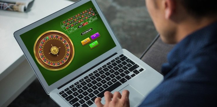 Pengguna membaca ketentuan syarat penggunaan layanan erek93 di perangkat mobile